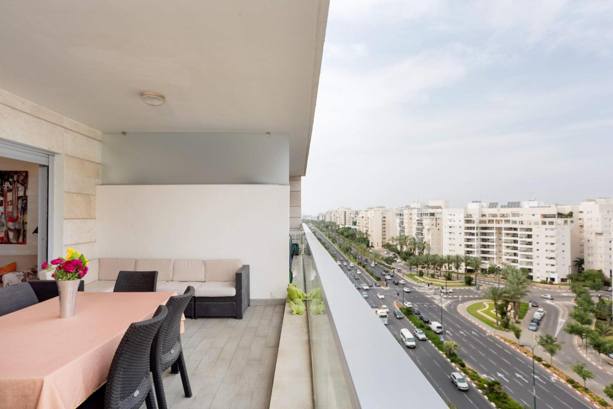 Urban Gem With Outdoor Lounge By Sea N' Rent Apartment Tel Aviv Exterior photo